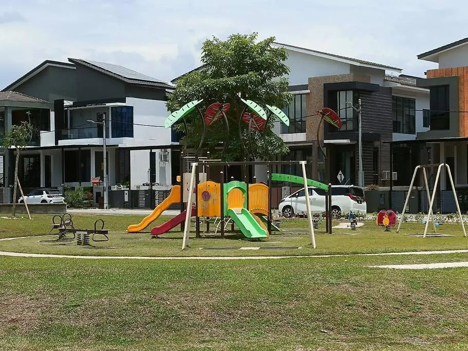 Ipoh Botani Nadya 3Storey 5Br 19 Pax Holiday home