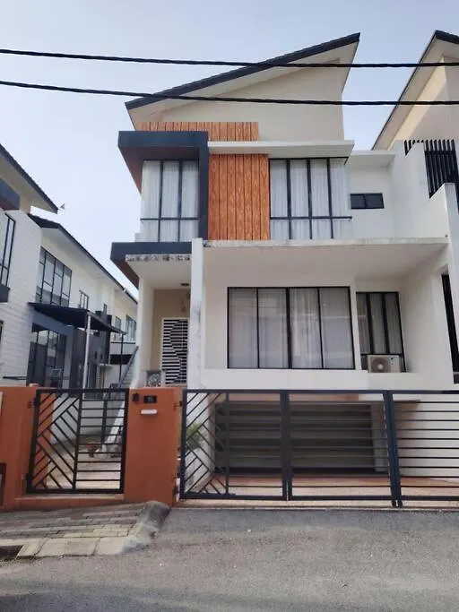 Ipoh Botani Nadya 3Storey 5Br 19 Pax Holiday home